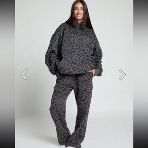 Comfrt Straight Leg Sweats Gray Panther Print Size Men Medium Womens Large NIB